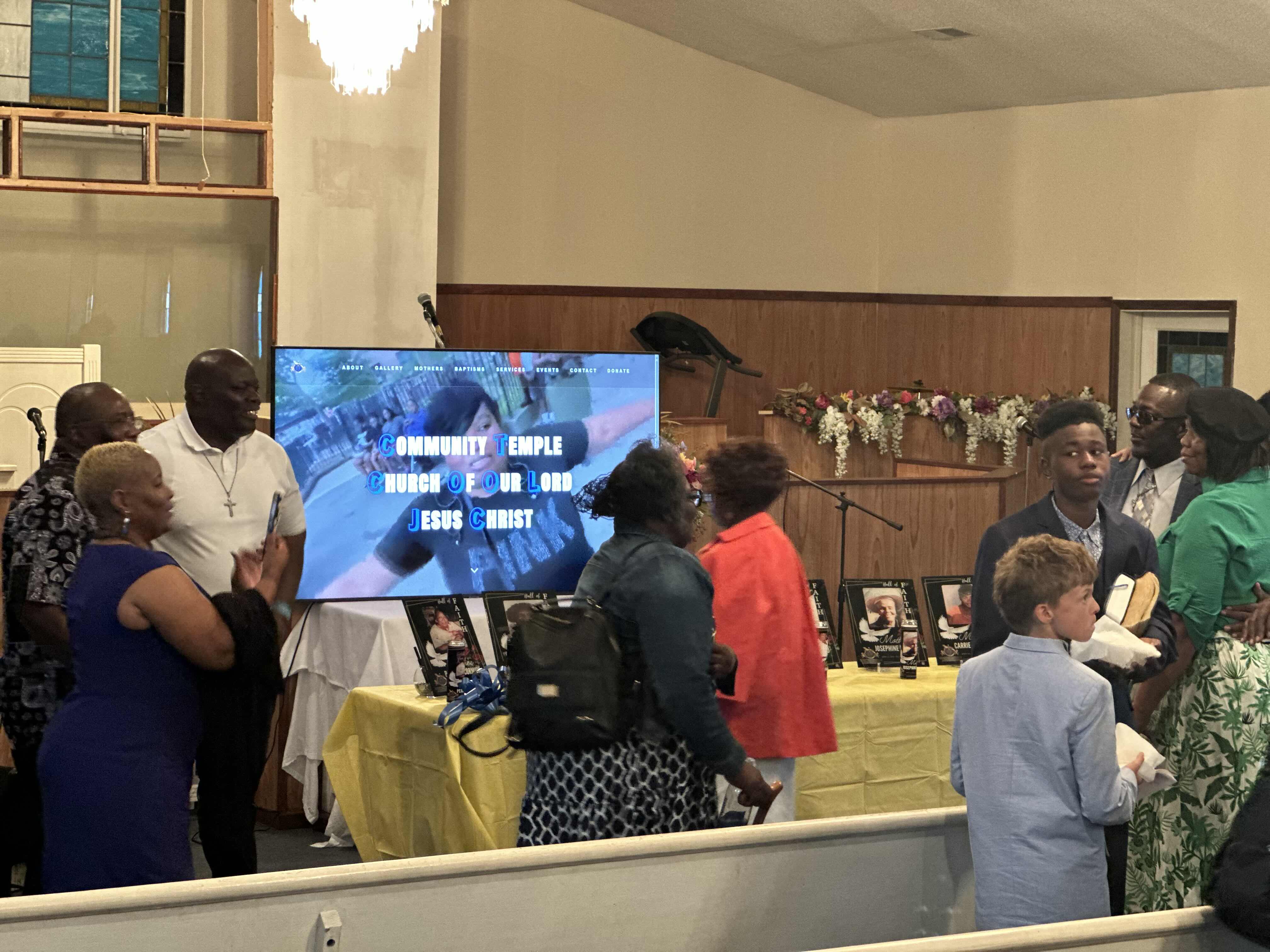 Hall of faith, crowd